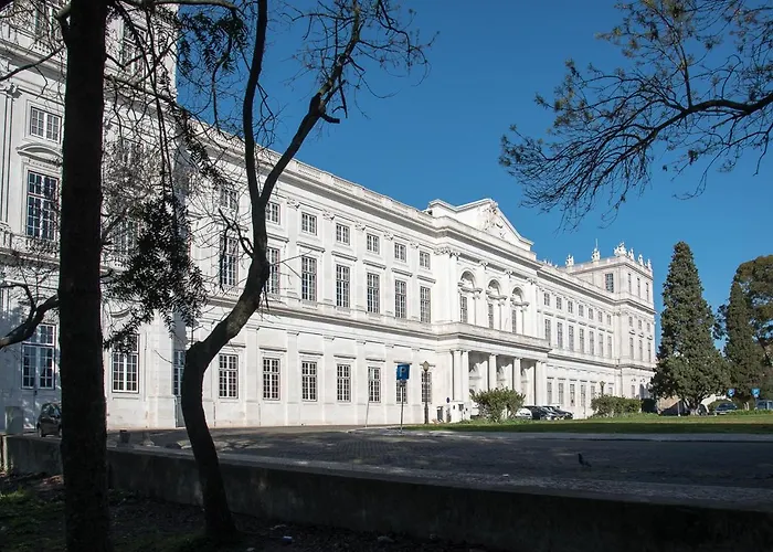 Flat With A Garden In Belem